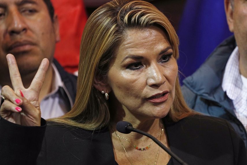 Jeanine A&ntilde;ez, la segunda vicepresidenta del Senado, hace el signo de la paz mientras durante una conferencia de prensa en el Congreso en La Paz, Bolivia, el martes 12 de noviembre de 2019.&nbsp;