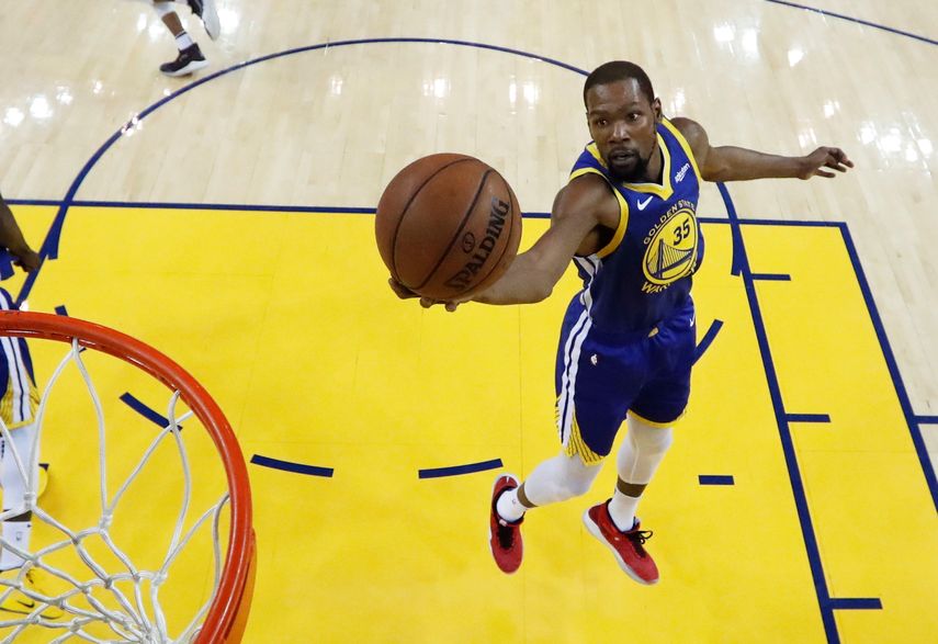 Durant, que estableció su mejor marca individual en los playoffs&nbsp;(la anterior había sido de 45 puntos), aportó 38 en la primera parte al anotar 12 de 17 tiros de campo, incluidos cuatro triples, y 10 desde la línea personal,