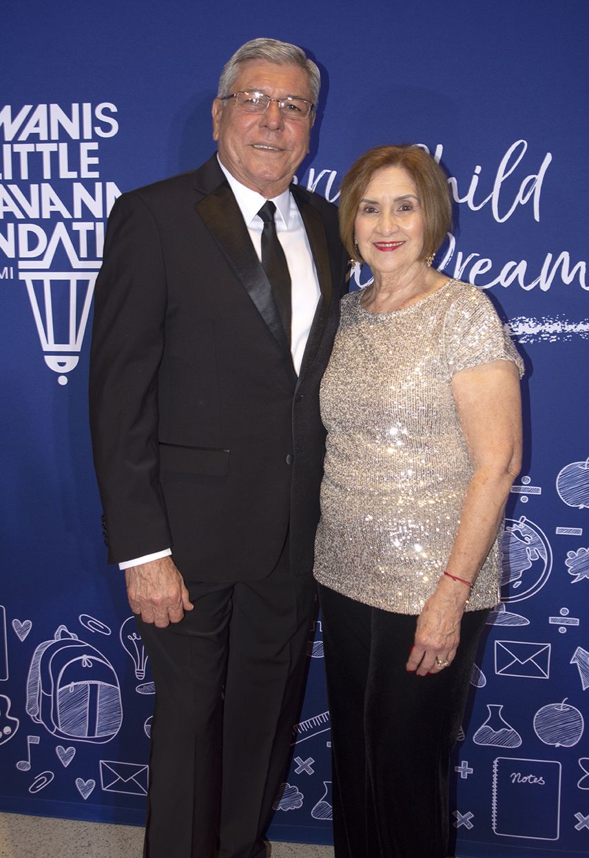 En imagen Manolo Reyes y Silva Reyes como parte de los invitados a la gala.&nbsp;