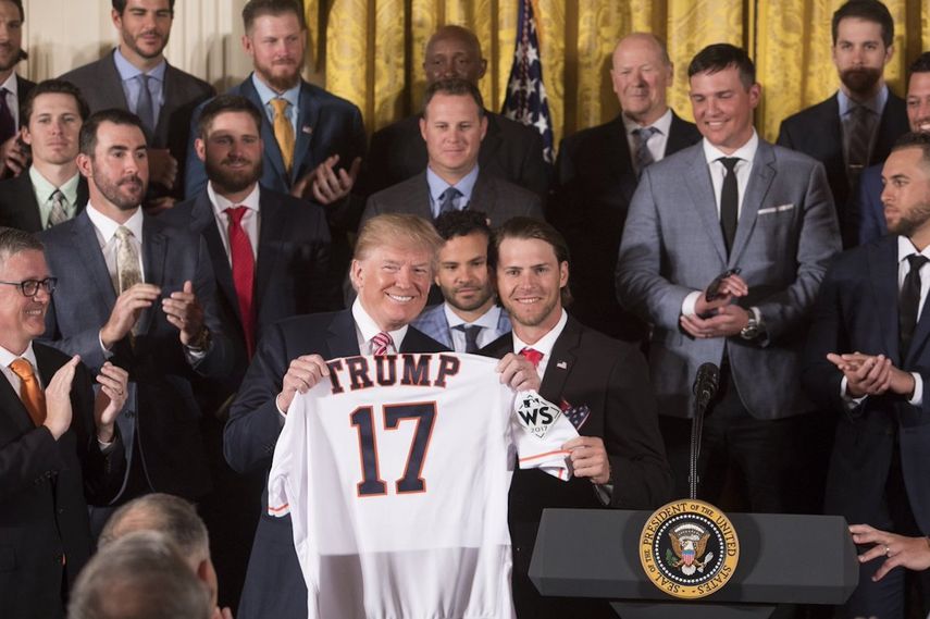 Trump en el momento que recibe su camiseta con el número 17.
