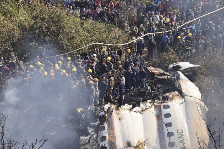 Escena de un avión de pasajeros accidentado en Pokhara, Nepal, el domingo 15 de enero de 2023 que dejó al menos 68 personas muertas.&nbsp;