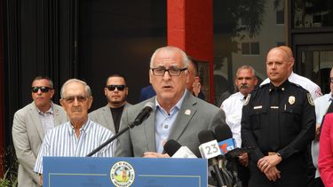 Esteban Bovo alcalde de Hialeah.