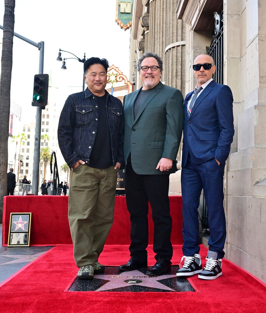 El actor estadounidense John Favreau posa con el chef Roy Choi y el actor Robert Downey Jr en su ceremonia de la Estrella del Paseo de la Fama de Hollywood el 13 de febrero de 2023 en Hollywood, California.