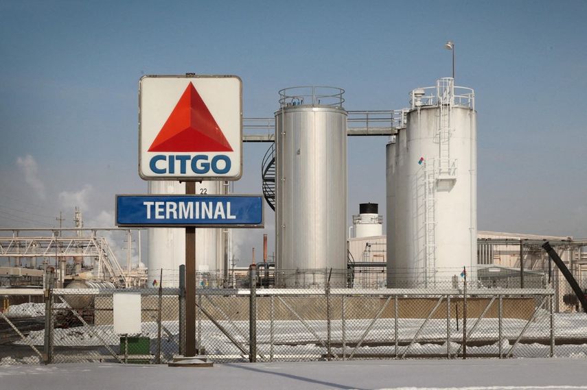 Tanques de combustible se encuentran en una instalación propiedad de Citgo, una subsidiaria de PDVSA, la petrolera estatal venezolana, en Lemont, Illinois