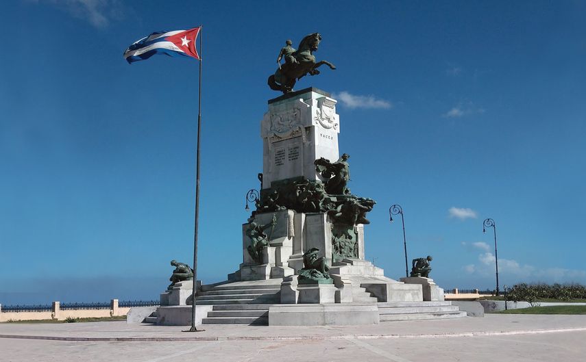 Explanada con monumento dedicado a Antonio Maceo.