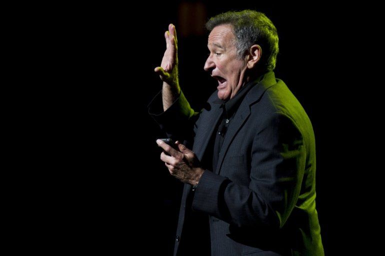 En esta foto del 8 de noviembre de 2012, el actor de Hollywood Robin Williams se presenta en el sexto concierto benéfico anual Stand Up For Heroes para miembros del servicio lesionados y veteranos en Nueva York. 