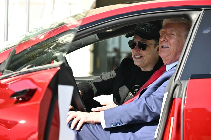El presidente de Estados Unidos Donald J. Trump y su asesor Elon Musk dentro de un Tesla.