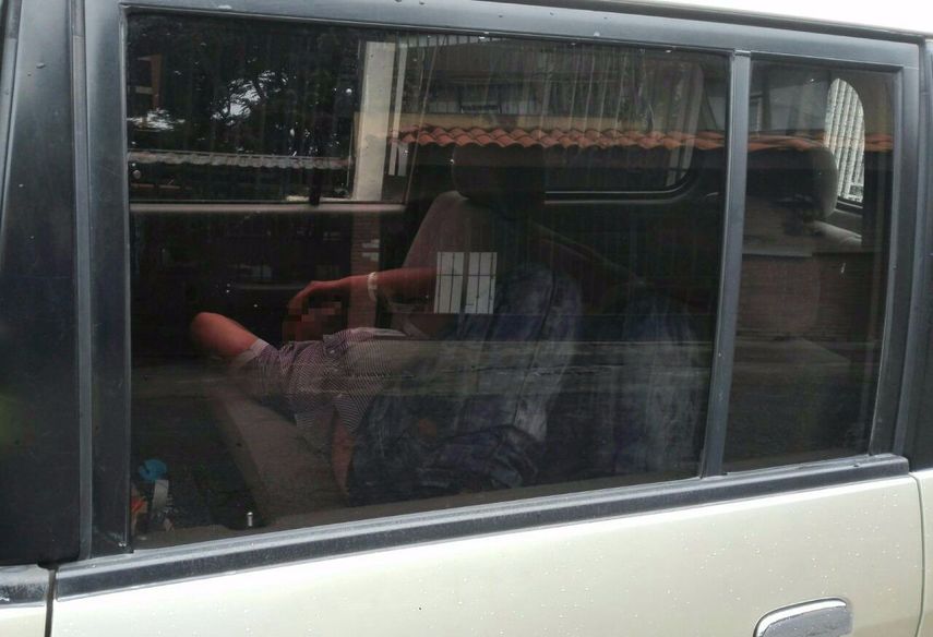 El hombre fue atendido por paramédicos, porque no se despertaba.&nbsp;