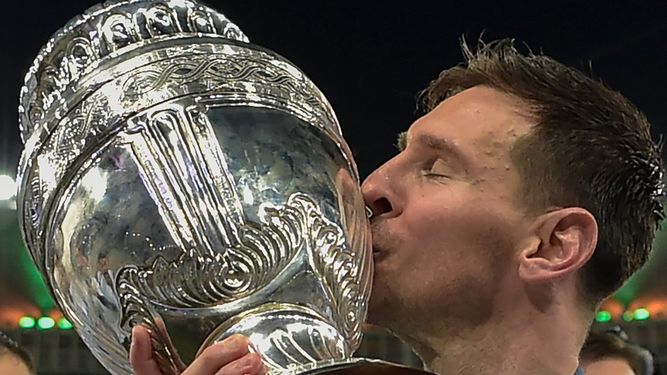 Messi besa el trofeo de la Copa América