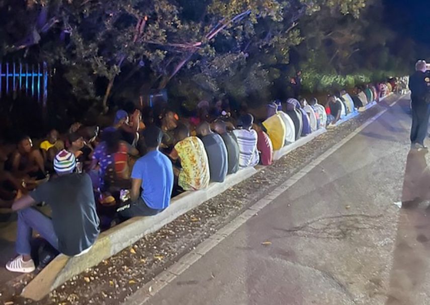 Los migrantes haitianos llegaron a Key West a bordo del velero, según la Patrulla Fronteriza de Estados Unidos (USBP). Con la ayuda de la policía local, la USBP intervino alrededor de las 04H00 antes de un desembarco de migrantes y encontró a 118 haitianos, dijo Samuel Briggs II, agente a cargo del sector de la USBP Miami.