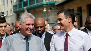 El presidente de España, Pedro Sánchez, sonríe junto al designado gobernante cubano Miguel Díaz-Canel.
