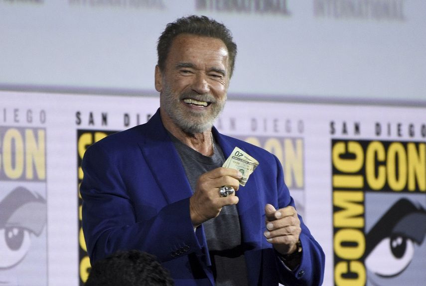 Arnold Schwarzenegger recibe 20 dólares después de ganarle una apuesta al su compañero de reparto Diego Boneta en Terminator: Dark Fate, durante Comic-Con International, en San Diego.&nbsp;