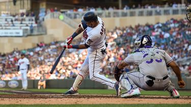 El venezolano Luis Arráez de los Mellizos de Minnesota conecta un sencillo productor en la segunda entrada del duelo ante los Rockies de Colorado, el sábado 25 de junio de 2022, en Minneapolis.&nbsp;