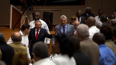 Diaz-Canel entra al Congreso cubano junto al dictador saliente Raúl Castro