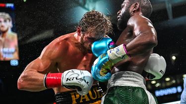 Floyd Mayweather conecta un golpe en el rostro del youtuber Logal Paul en una pelea de exhibición realizada en Miami el 6 de junio de 2021
