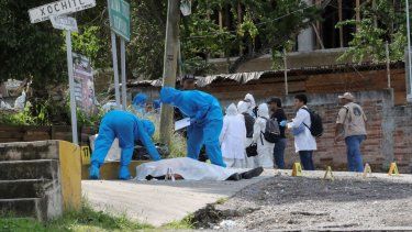 El cuerpo de Fernando García Fernández, representante de la Fiscalía General de la República en el sureño estado de Guerrero, yace cubierto con una sábana mientras el equipo de forenses investiga la escena del crimen, en Chilpancingo, México, el martes 12 de septiembre de 2023.&nbsp;