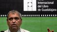 En esta foto de archivo tomada el 28 de noviembre de 2009, el poeta venezolano Rafael Cadenas habla después de la ceremonia donde recibió el premio de Literatura en Lenguas Romances en el marco de la Feria Internacional del Libro en Guadalajara, México.