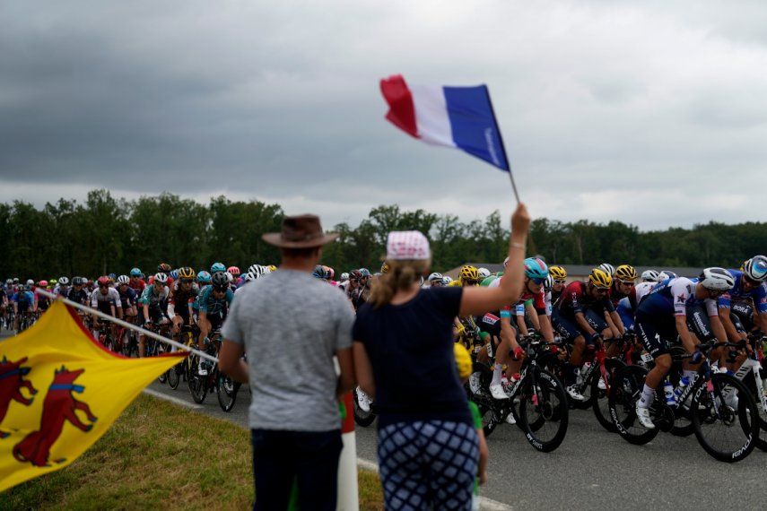 Los espectadores saludan durante el paso del pelotón del Tour de Francia en la 19na etapa, el viernes 22 de julio de 2022.&nbsp;