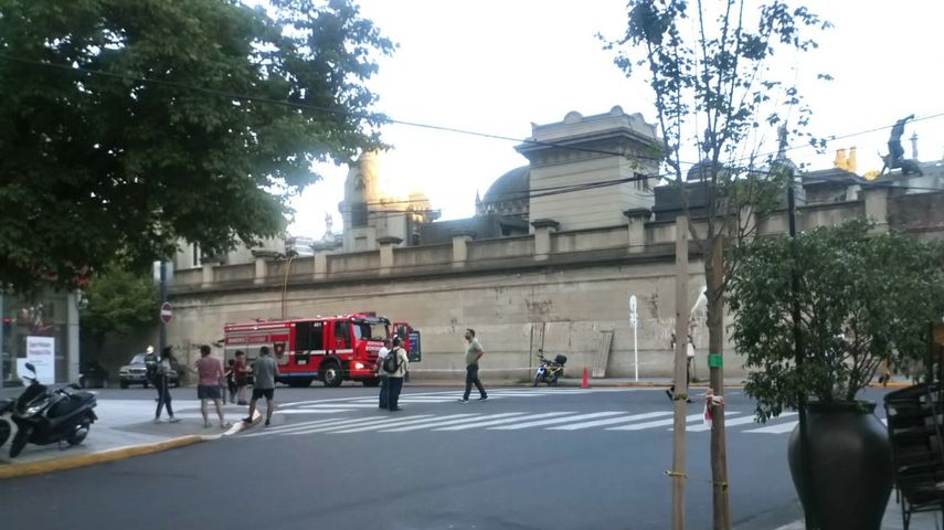 Las autoridades investigan los detalles en torno a la explosión en el cementerio turístico de la Recoleta, en Buenos Aires.