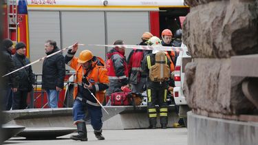 Bomberos y trabajadores de los servicios de emergencia acudieron al metro tras el&nbsp;atentado&nbsp;terrorista ocurrido en el suburbano de San Petersburgo,&nbsp;Rusia, este 3 de abril de 2017.&nbsp;