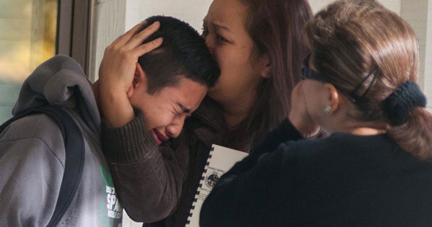 Un alumno de la escuela intermedia Sparks es consolado después de salir de la primaria Agnes Risley tras un tiroteo en la primera instalación que dejó un maestro muerto y dos alumnos heridosen Nevada el lunes 21 de octubre de 2013.