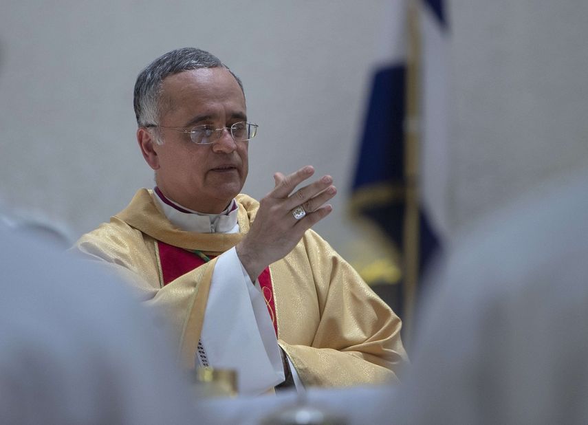 Monseñor Silvio Báez participa en una misa de renovación de promesas sacerdotales de arquidiócesis en la catedral de Managua, Nicaragua.