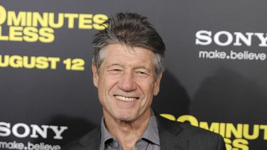 Fred Ward, miembro del elenco de 30 Minutes or Less, posa al llegar a la premiere de la película en Los Ángeles el 8 de agosto de 2011.
