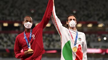 Los medallistas de oro conjuntos Mutaz Essa Barshim (R) de Qatar y Gianmarco Tamberi de Italia posan en el podio de la final masculina de salto de altura durante los Juegos Olímpicos de Tokio 2020