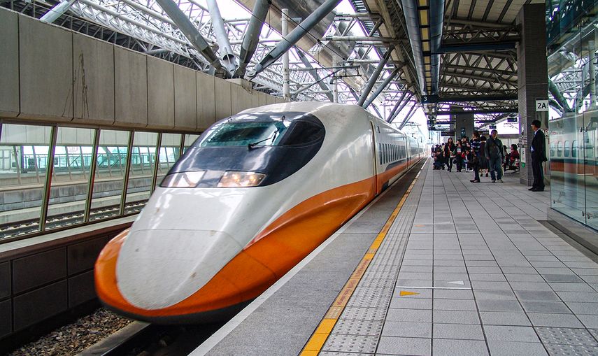 Moderno tren rápido en Taiwán, con velocidad máxima de 300 km/h (186 mph),&nbsp;