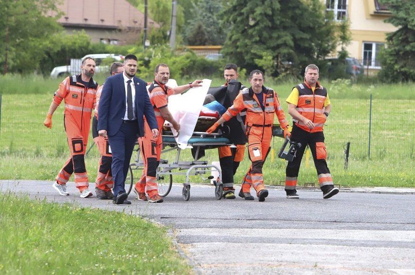 Rescatistas trasladan en camilla al primer ministro de Eslovaquia, Robert Fico, luego de recibir varios disparos, a un hospital en la localidad de Banska Bystrica, en el centro de Eslovaquia, el 15 de mayo de 2024.&nbsp;