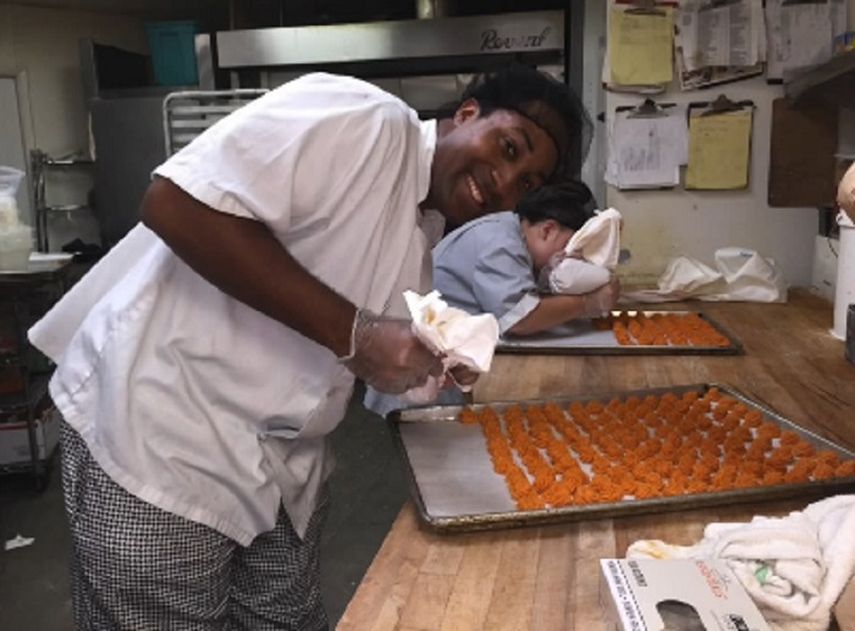 Los jóvenes que forman parte de este equipo disfrutan la elaboración de las panellets.&nbsp;