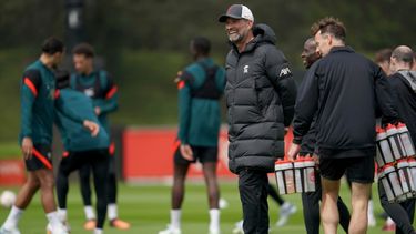 El técnico Jurgen Klopp sonríe durante una sesión de entrenamiento del Liverpool previo a la final de la Liga de Campeones, en el centro de entrenamiento en Liverpool