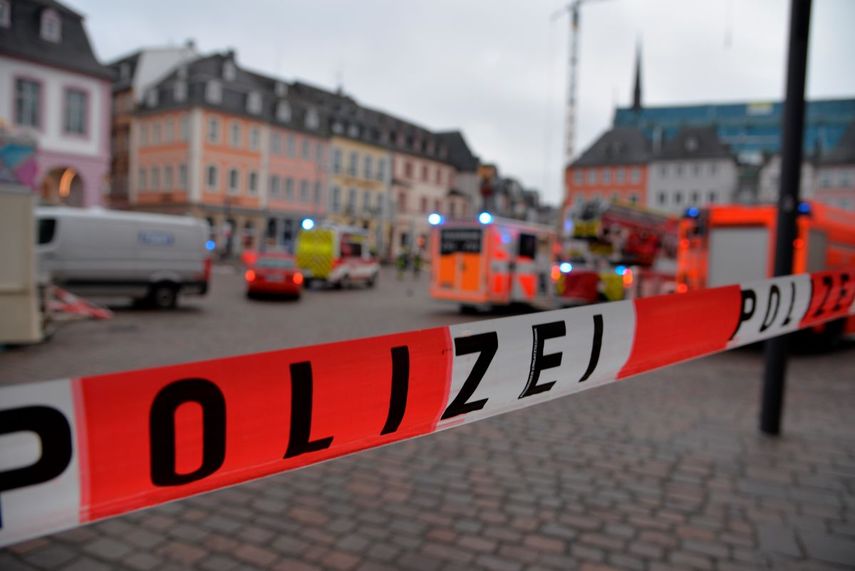 Una calle bloqueada por la policía en Trier, Alemania, el 1 de diciembre de 2020. Dos personas murieron y varias resultaron heridas al entrar un automóvil en una zona peatonal.