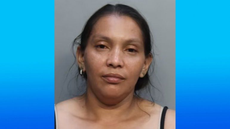 Karen Amador, es la mujer que fue arrestada bajo señalamientos de supuestamente golpear tanto a su hija de 13 años.
