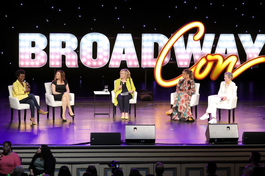Hillary Clinton (Centro) modera un panel con artistas como la cantante LaChanze, la cantante Donna Murphy y las actrices Vanessa Williams y Julie White durante BroadwayCon 2022 en el Centro de Manhattan el 8 de julio de 2022 en la ciudad de Nueva York.