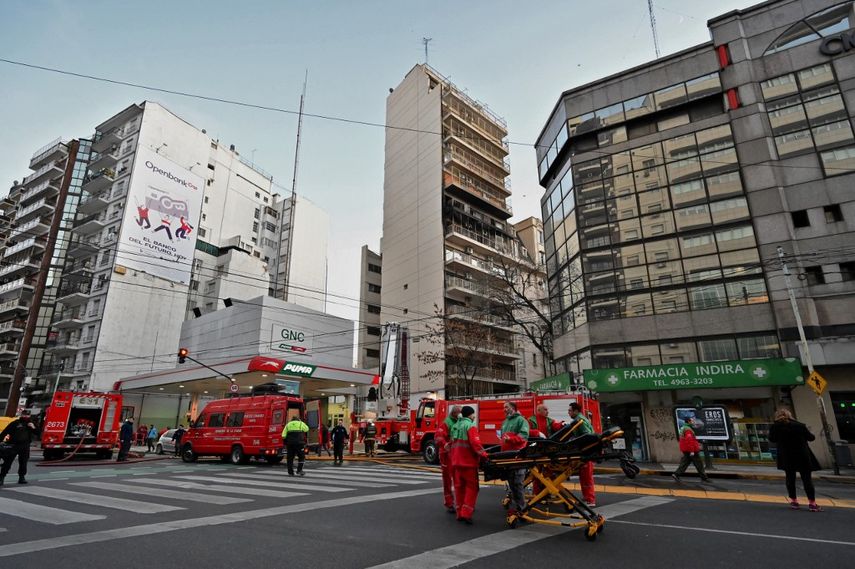 Bomberos y paramédicos son vistos durante un incendio en un edificio de departamentos en el barrio de Recoleta en Buenos Aires, el 23 de junio de 2022.