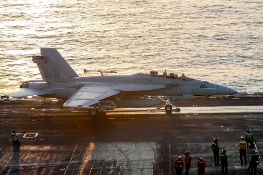 La imagen compartida por el Comando Central de EEUU (CENTCOM) muestra un avión de combate de ataque F/A-18 Super Hornet preparándose para despegar del portaaviones USS Harry S. Truman de la Marina de EEUU en el Mar Rojo, en medio de operaciones lanzadas contra los hutíes en Yemen.