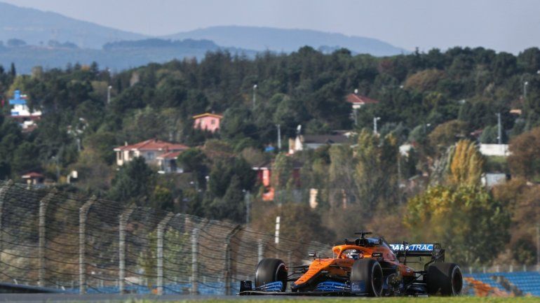Un auto de McLaren en el Gran Premio de Turquía de 2020