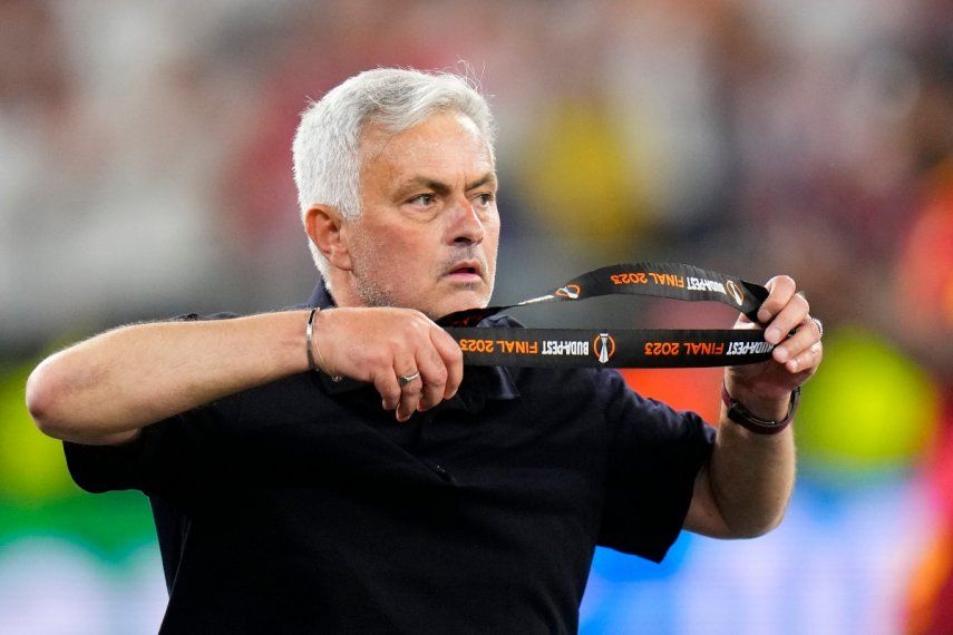 El técnico de la Roma José Mourinho se saca la medalla al segundo puesto al término de la final de la Liga Europa contra el Sevilla, el miércoles 31 de mayo de 2023, en Budapest.
