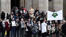 Residentes de la Grenfell Tower abandonan la catedral de San Pablo tras la celebración de un servicio religioso, cuando se cumplen seis meses del devastador incendio ocurrido en el bloque de viviendas de 24 plantas de la capital británica.