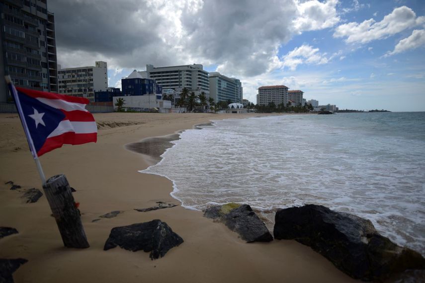 Una bandera de Puerto Rico en una playa vacía en San Juan, Puerto Rico.&nbsp;