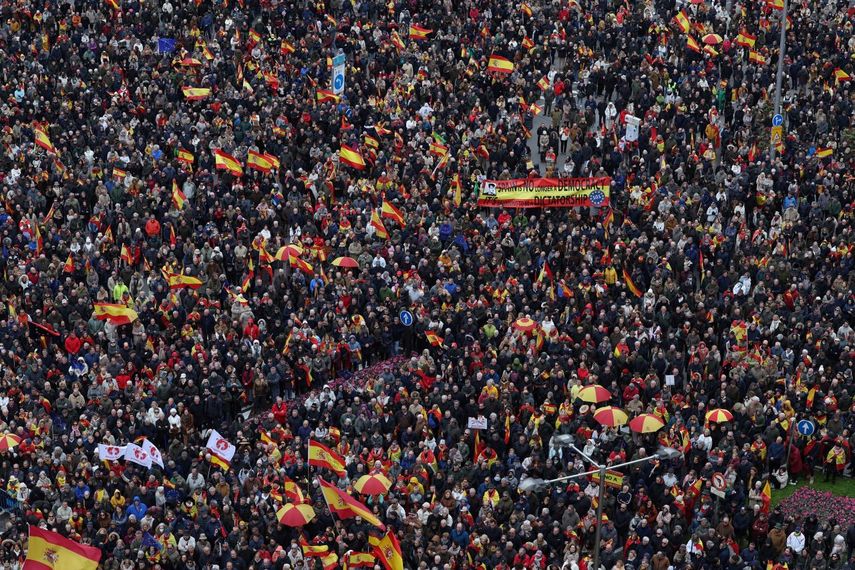 Miles de manifestantes ondean banderas españolas durante una protesta convocada por el Foro Libertad y Alternativa junto con otras asociaciones sindicalistas contra la ley de amnistía del gobierno de Pedro Sánchez para implicados en actos de terrorismo. Plaza Cibeles de Madrid, el 9 de marzo, 2024.