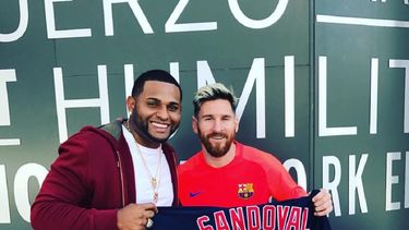 Pablo Sandoval junto a Leonel Messi, durante la visita del grandeliga a los entrenamientos del Barcelona.