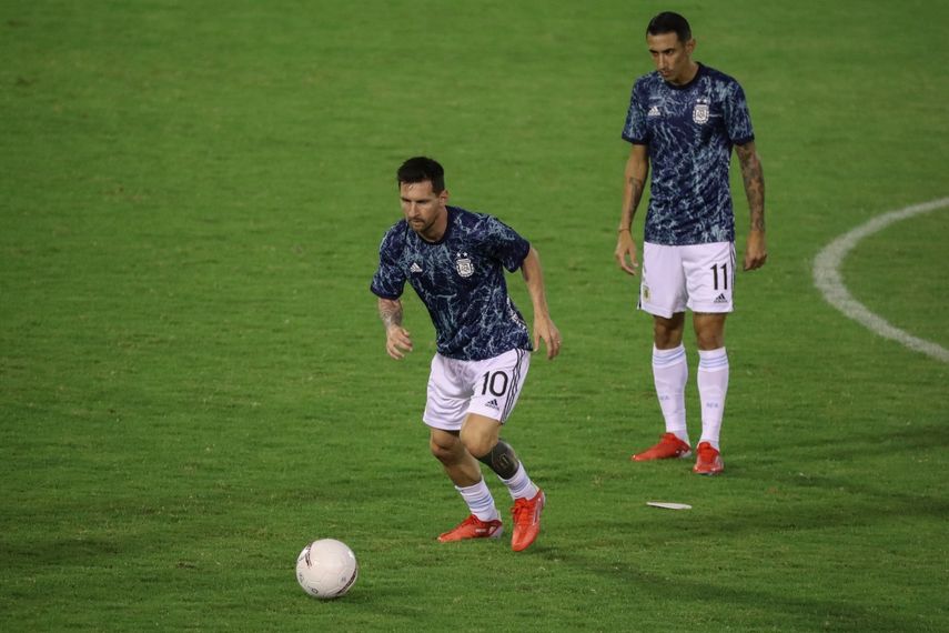 Los argentinos Lionel Messi y Ángel Di María durante la sesión de calentamiento antes de su partido de fútbol de clasificación sudamericano para la Copa Mundial de la FIFA Catar 2022 contra Venezuela en el Estadio Olímpico de la UCV en Caracas