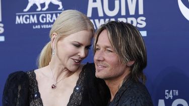 Pese a las lluvias torrenciales el cantante de origen zelandés-australiano, casado con la actriz australiana-estadounidense Nicole Kidman, logró llegar al concierto.