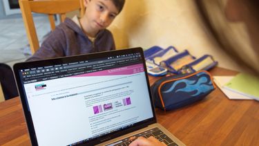 Internet facilita la transmisión de información, las compras y las ventas.