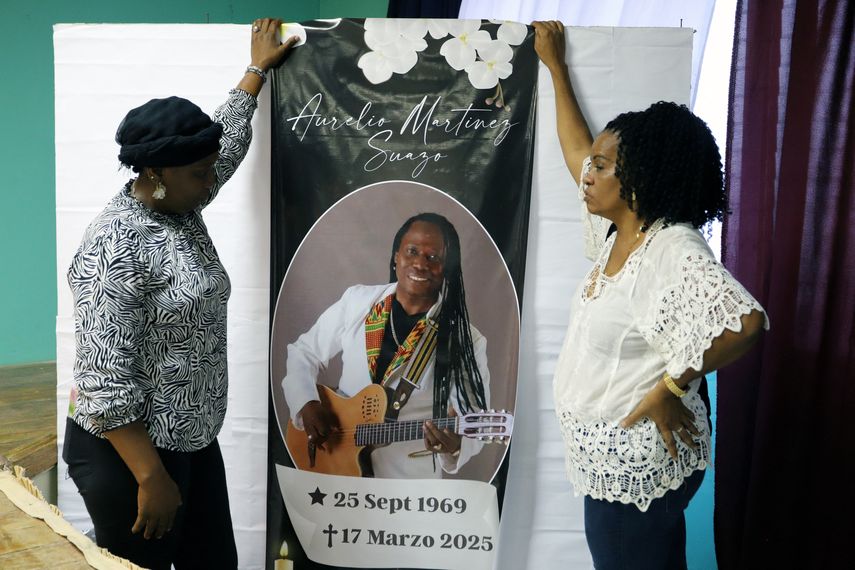 Una pancarta con la foto del cantautor hondureño Aurelio Martínez se ve durante su velorio en La Ceiba, Honduras, el 19 de marzo de 2025.