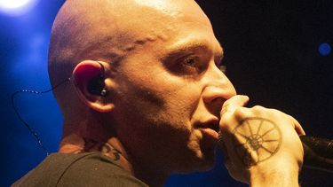 El rapero Oxxxymiron, cuyo nombre es Miron Fyodorov, actúa durante un concierto en apoyo al rapero Husky, en Moscú, Rusia.&nbsp; &nbsp;
