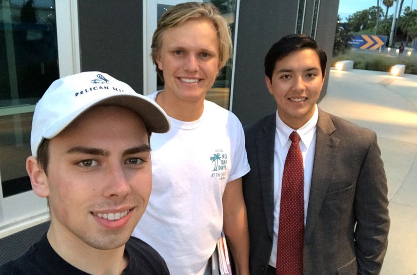 El estudiante Caleb ONeil (centro) ha recibido apoyo de varias personas y por diferentes medios.