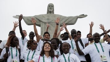 Esta foto de archivo del s&aacute;bado 30 de julio del 2016 muestra a integrantes del Equipo de Refugiados Ol&iacute;mpicos posando para una foto enfrente del Cristo Redentor en R&iacute;o de Janeiro, Brasil